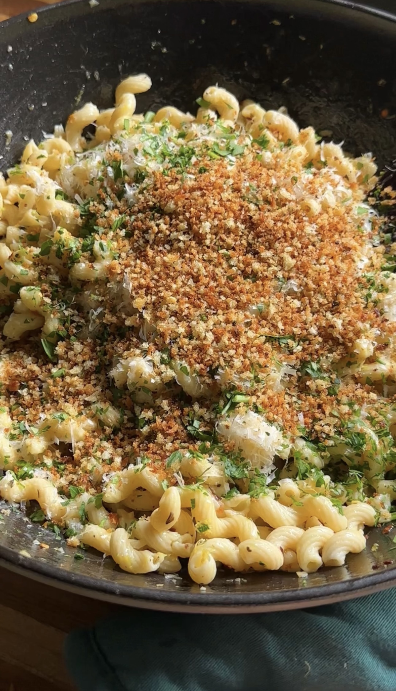 15-minute garlic bread pasta