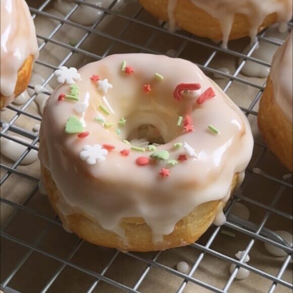 glazed air fryer donuts sitting on wire rack.